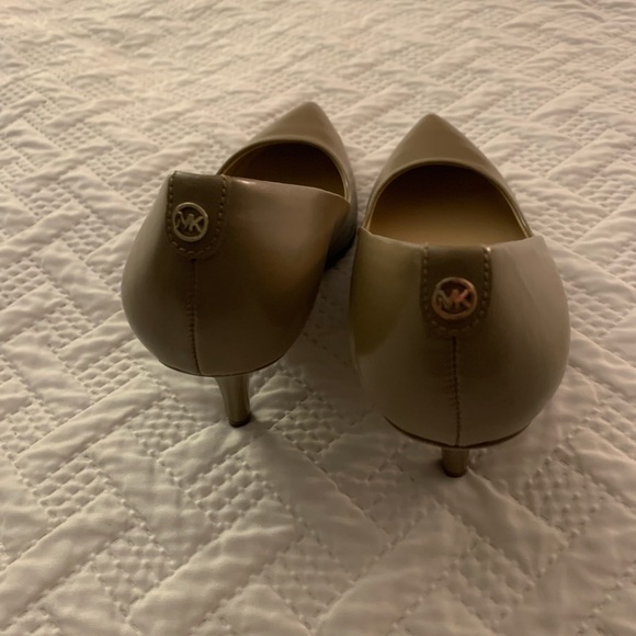 COPY - MK tan shoes - Picture 3 of 8